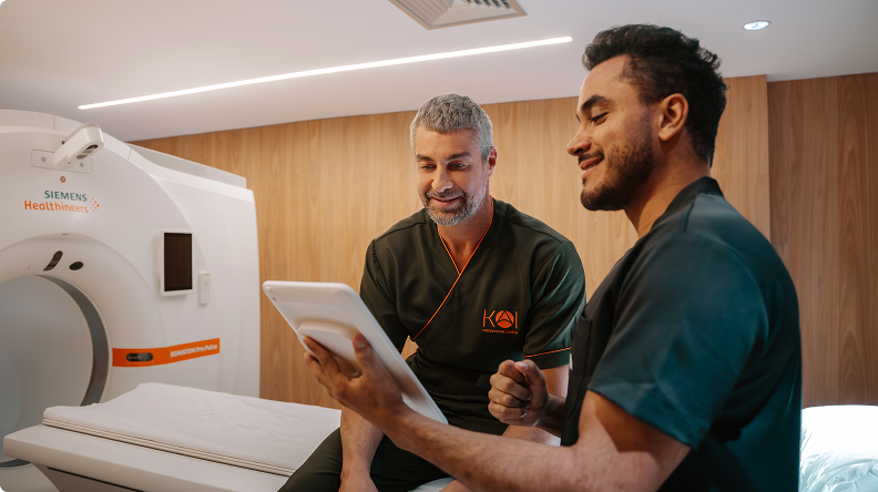Mulher sorrindo segurando xícara em ambiente aconchegante